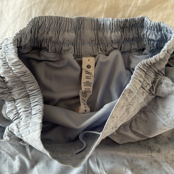 Lululemon Hotty Hot Short Drawstring Gravel Dust Pastel Blue - Picture 6 of 6